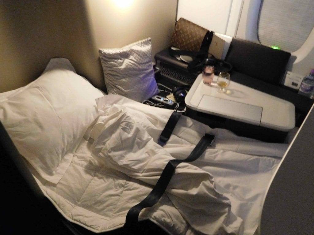 bed all made up LHR-HKG